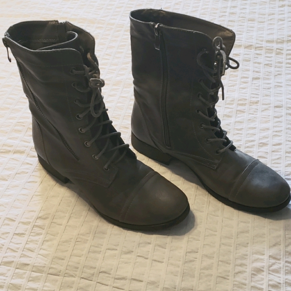 Grey Boots Sz 9 (smaller 9)